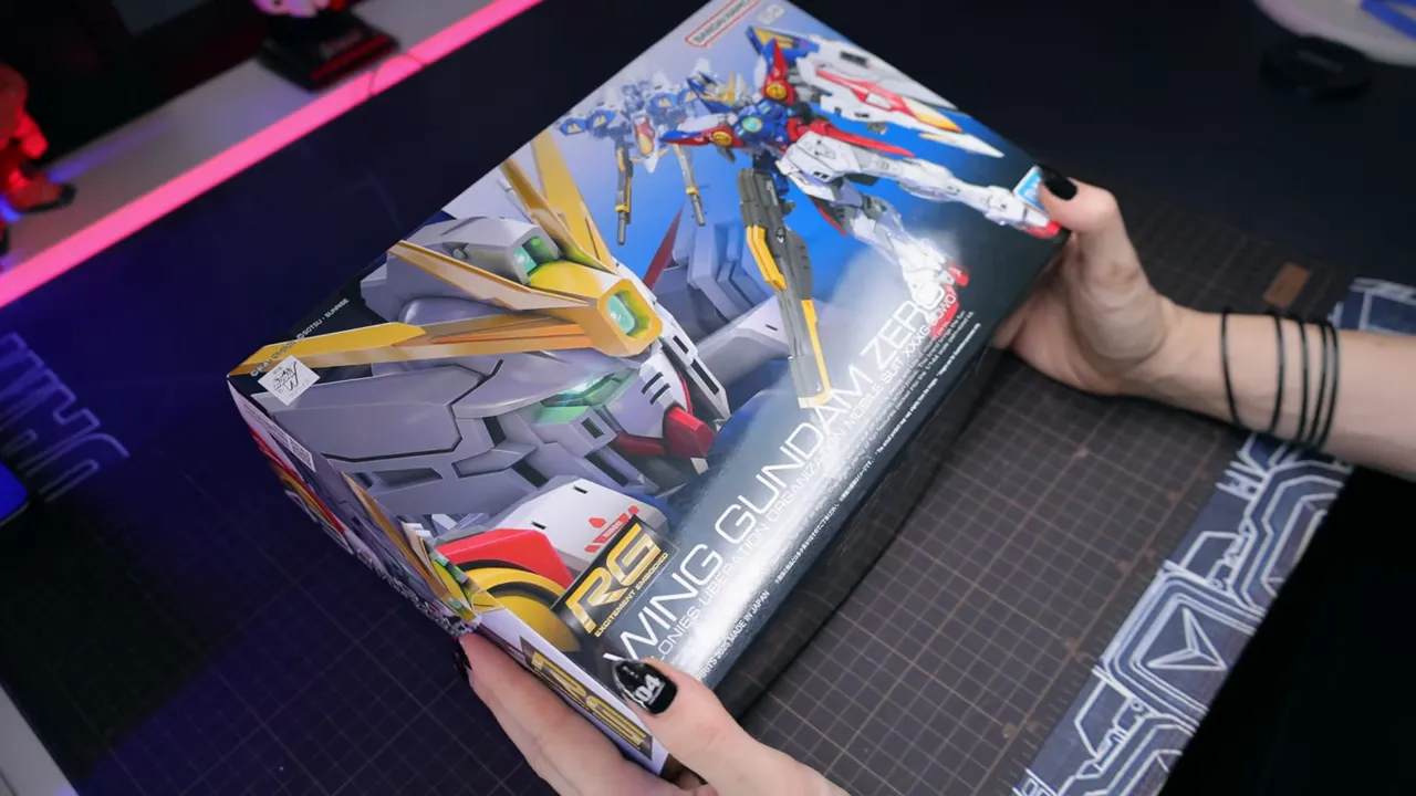 Caja del RG Wing Zero abierta mostrando la imagen en transformación y el diseño característico del embalaje