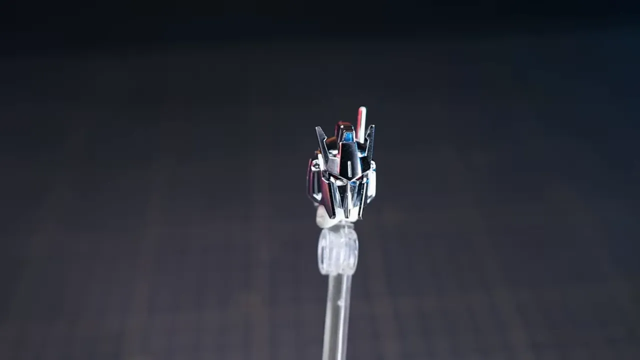 Cabeza alternativa Delta Zayin Essence y detalles de las manos y beam sabers cromadas