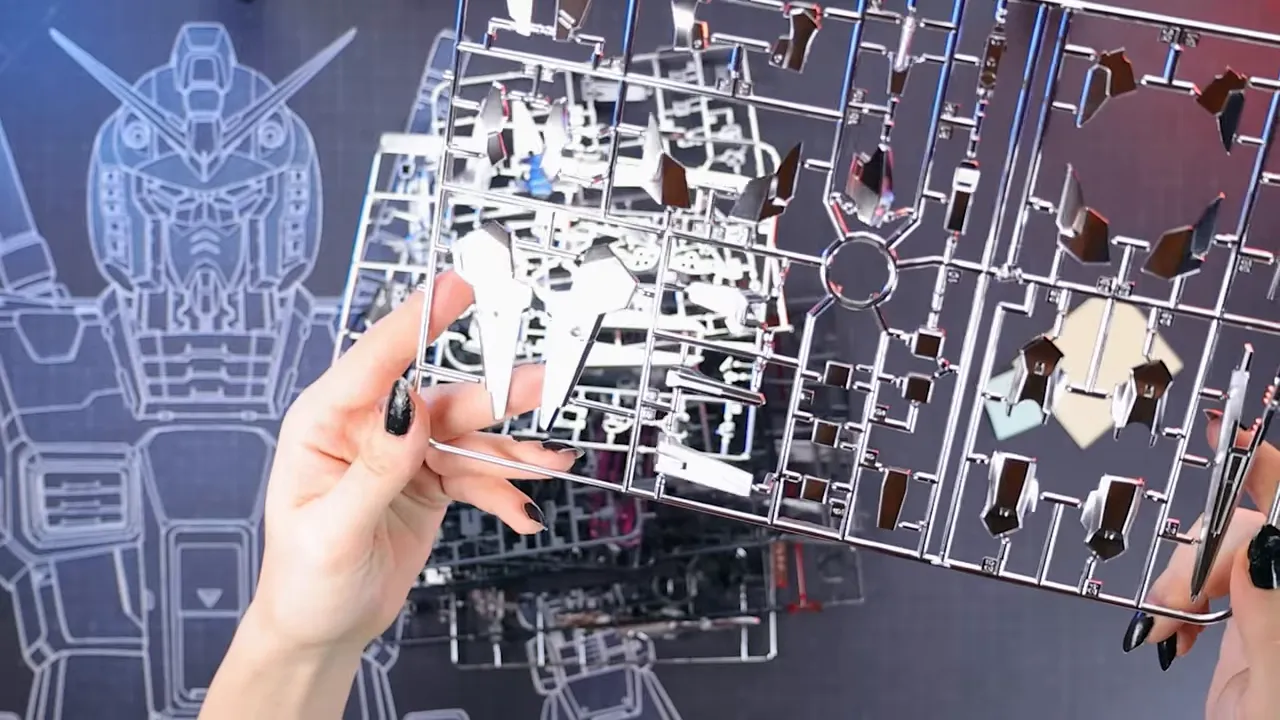 Detalle de runner plateado con acabado tipo titanio cepillado; se aprecia textura semi-cromo