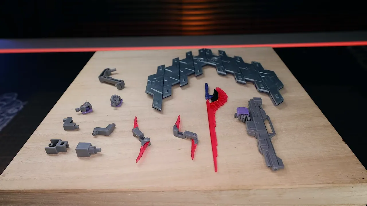 Accesorios incluidos en la caja del Moon Gundam: rifle, boomerangs, mano y action base