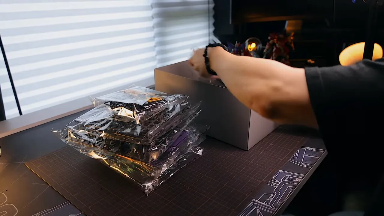 Interior de la caja del Moon Gundam con 22 runners y base de acción incluida