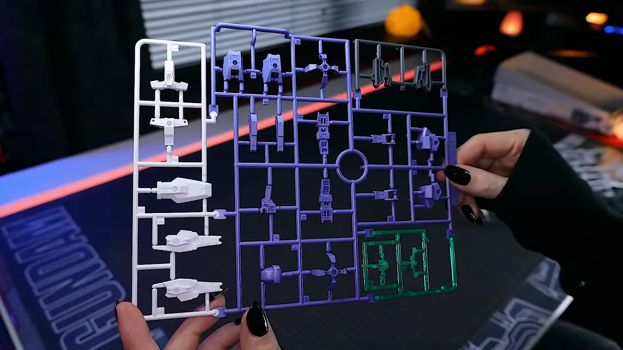 Runners del kit con piezas blancas, grises y partes transparentes listas para ensamblar