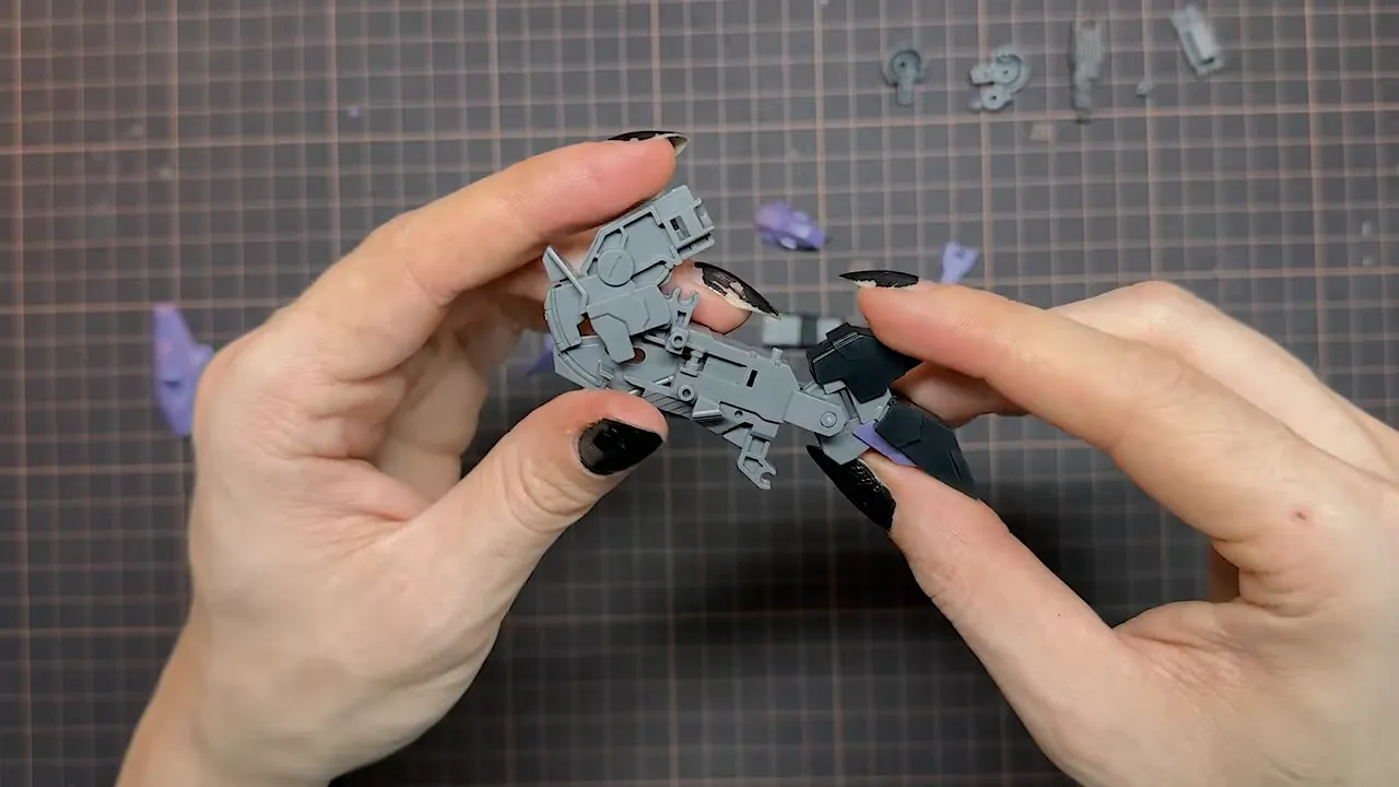 Inner frame y mecanismo de rodilla del Moon Gundam mostrando separación de las placas de armadura