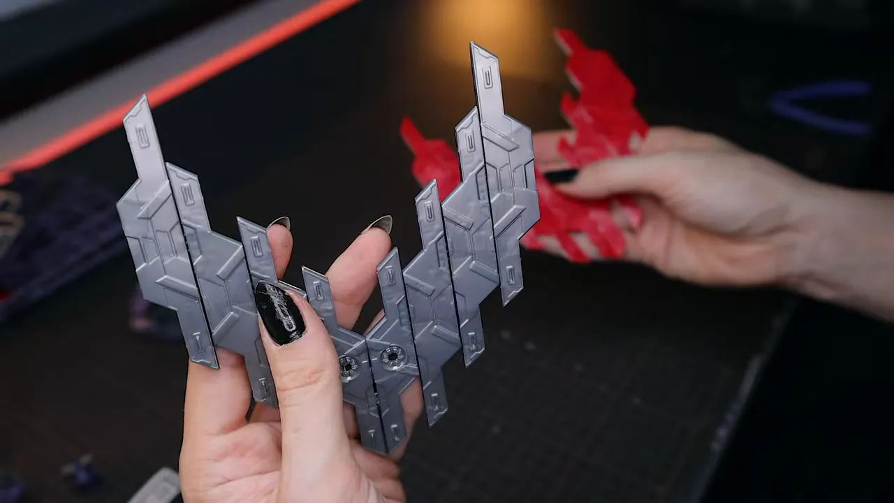 Comparativa de los Psycho Plates: versión original con rojo transparente vs Varghil con plateado metálico