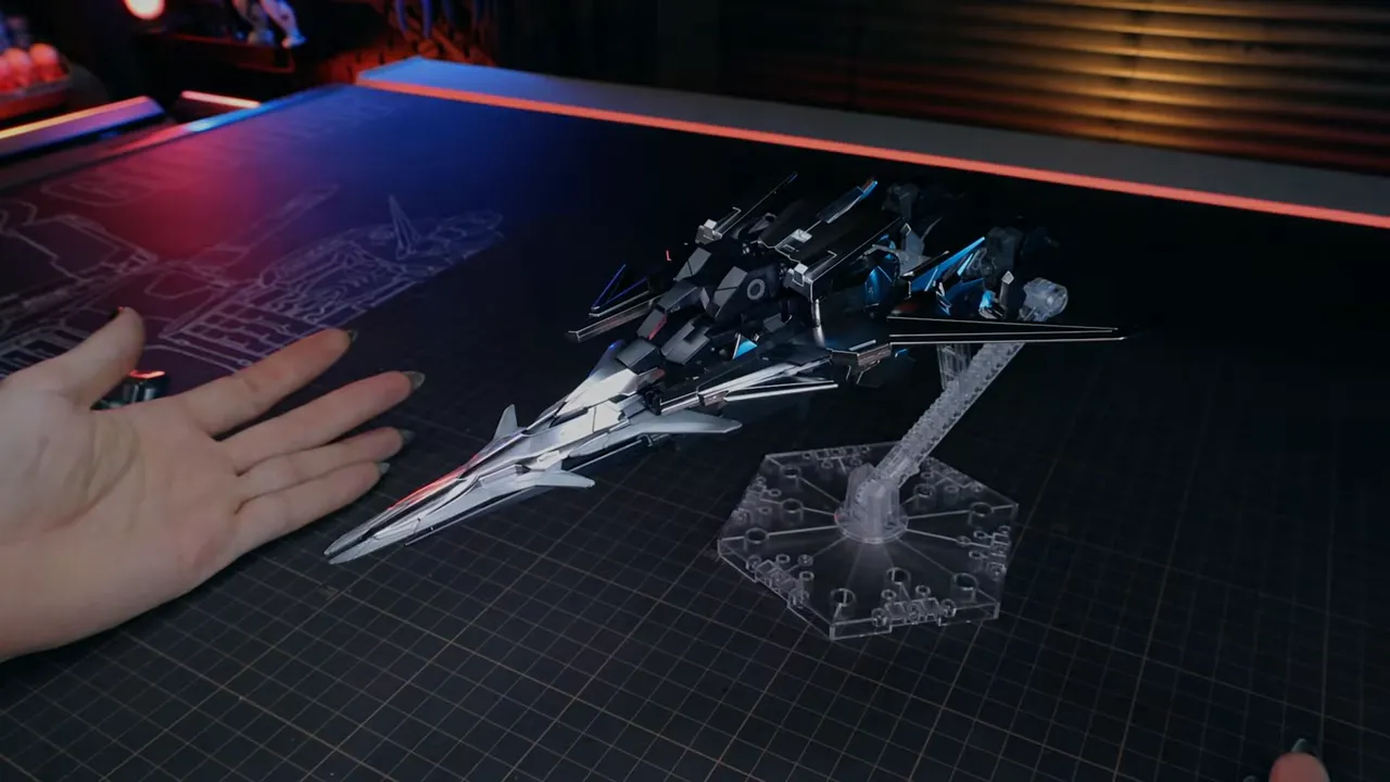 Delta Zayin en modo Wave Rider, montaje final con base de exhibición